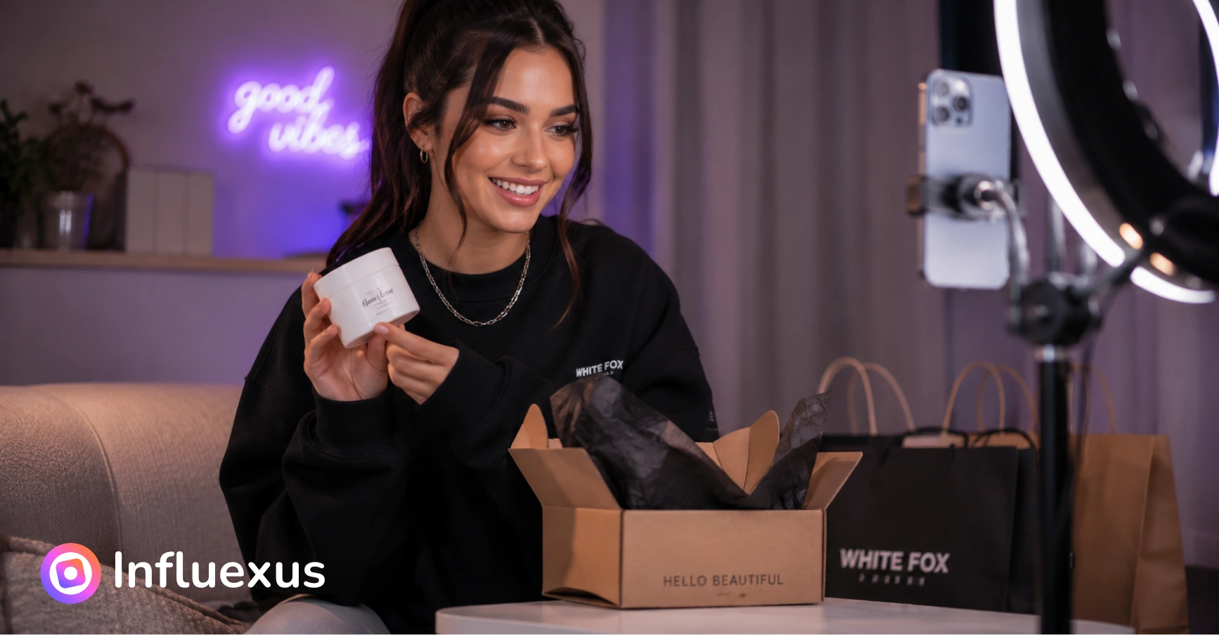 Kreatorica snima unboxing video proizvoda za online prodavnicu